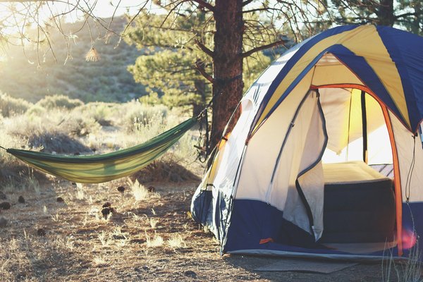 Quels sont les meilleurs conseils pour un camping en région de forêt tropicale durant la saison des tempêtes?